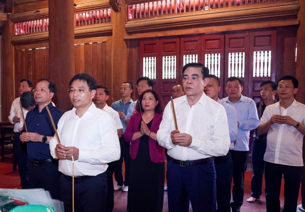 Bộ trưởng  Bộ Tài chính Nguyễn Văn Thắng dâng hương tại Khu Di tích Ngã ba Đồng Lộc và Truông Bồn