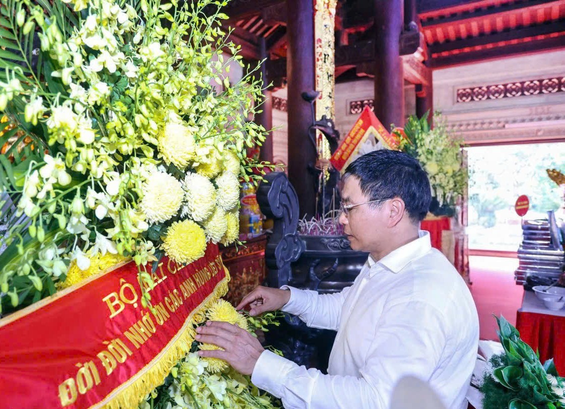 Bộ trưởng  Bộ Tài chính Nguyễn Văn Thắng dâng hương tại Khu Di tích Ngã ba Đồng Lộc và Truông Bồn