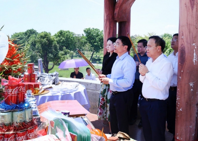 Bộ trưởng Bộ Tài chính Nguyễn Văn Thắng dâng hương tại các nghĩa trang liệt sĩ quốc gia