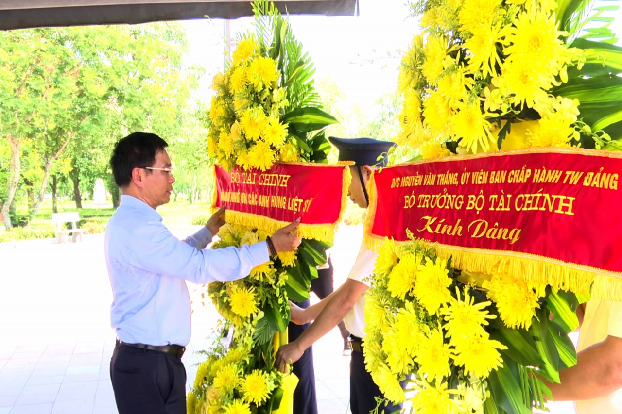 Bộ trưởng Bộ Tài chính Nguyễn Văn Thắng dâng hương tại các nghĩa trang liệt sĩ quốc gia tại Quảng Trị