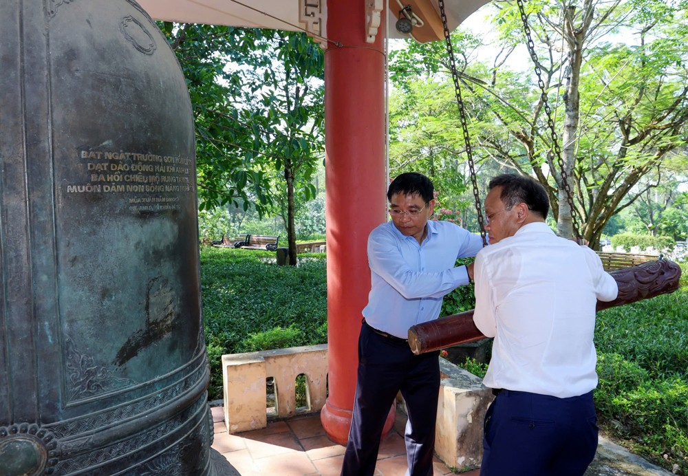 Bộ trưởng Bộ Tài chính Nguyễn Văn Thắng dâng hương tại các nghĩa trang liệt sĩ quốc gia
