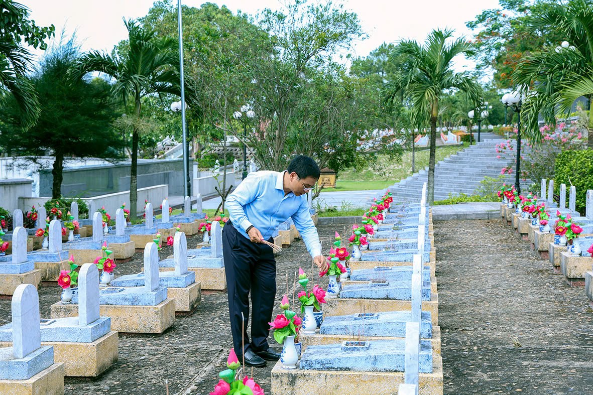 Bộ trưởng Bộ Tài chính Nguyễn Văn Thắng dâng hương tại các nghĩa trang liệt sĩ quốc gia