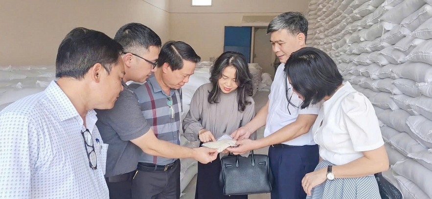 Đẩy nhanh tiến độ, sớm về đích chỉ tiêu nhập kho gạo dự trữ
