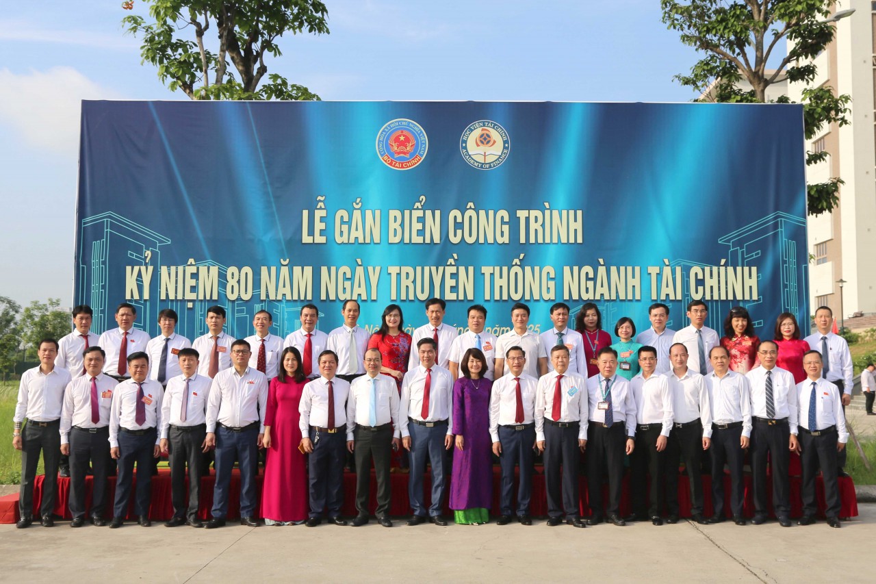 Học viện Tài chính gắn biển "Công trình kỷ niệm 80 năm Ngày Truyền thống ngành Tài chính"