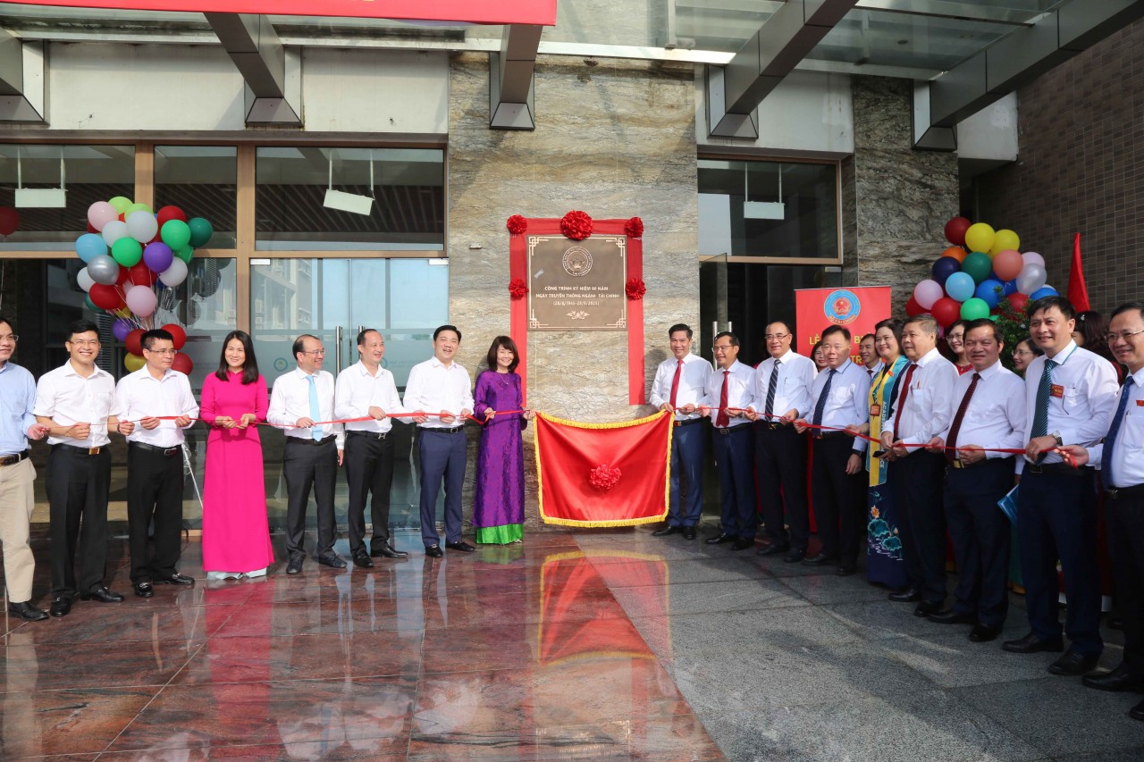 Học viện Tài chính gắn biển "Công trình kỷ niệm 80 năm Ngày Truyền thống ngành Tài chính"