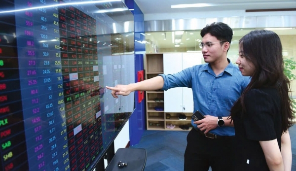 Chứng khoán ngày 19/6: Bất ngờ bứt phá cuối phiên, VN-Index vượt ngưỡng 1.350 điểm