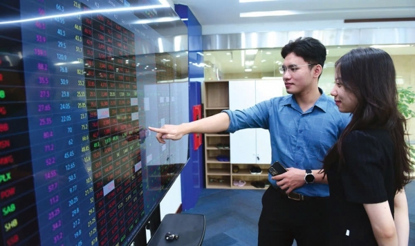 Chứng khoán ngày 27/6: Cổ phiếu vốn hóa lớn dẫn dắt, VN-Index vượt mốc 1.370 điểm