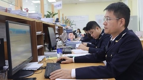 Hải quan khu vực III đề nghị tạm hoãn xuất cảnh 3 giám đốc nợ thuế