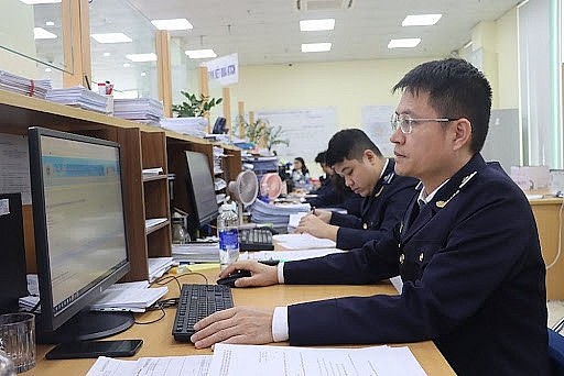 Hải quan khu vực III đề nghị tạm hoãn xuất cảnh 3 giám đốc nợ thuế