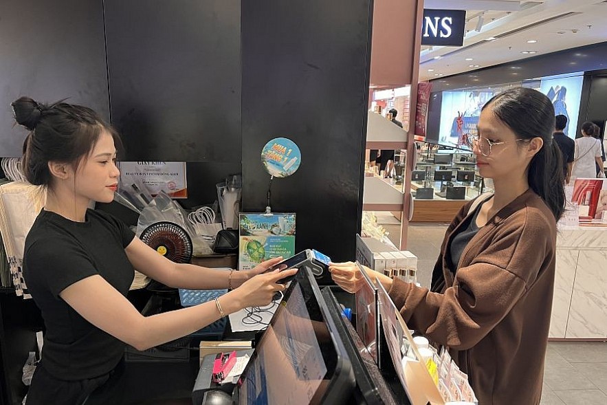 Thanh toán không tiền mặt đang ngày càng phổ biến tại Việt Nam. Ảnh: Đỗ Doãn