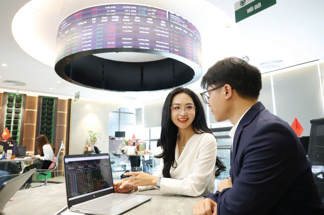 Chứng khoán ngày 17/7: Dòng tiền vẫn cuồn cuộn, VN-Index đang tiến sát mốc lịch sử