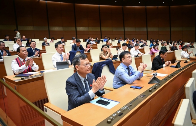 Quốc hội thông qua Nghị quyết về trung tâm tài chính quốc tế