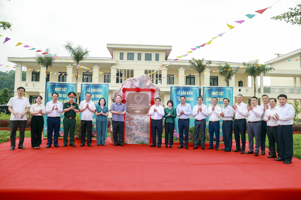 Bộ trưởng Tài chính Nguyễn Văn Thắng gắn biển công trình kỷ niệm 80 năm Ngày truyền thống Ngành Tài chính Việt Nam