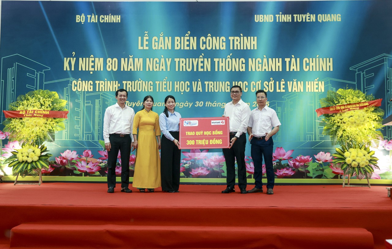 Bộ trưởng Tài chính Nguyễn Văn Thắng gắn biển công trình kỷ niệm 80 năm Ngày truyền thống Ngành Tài chính Việt Nam
