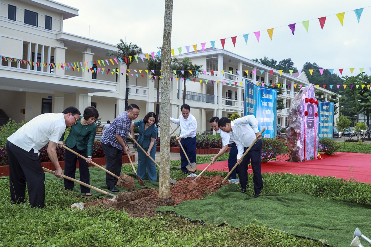 Bộ trưởng Tài chính Nguyễn Văn Thắng gắn biển công trình kỷ niệm 80 năm Ngày truyền thống Ngành Tài chính Việt Nam