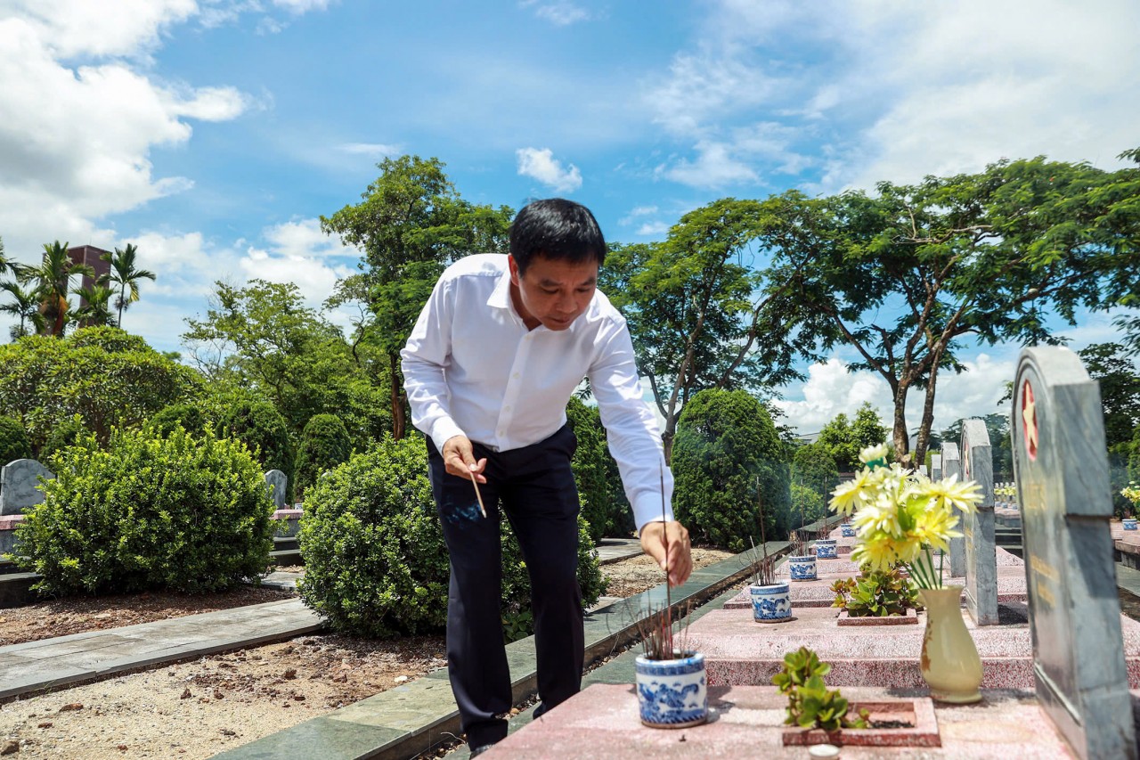 Bộ trưởng Bộ Tài chính Nguyễn Văn Thắng dâng hương, viếng các anh hùng liệt sỹ tại Điện Biên