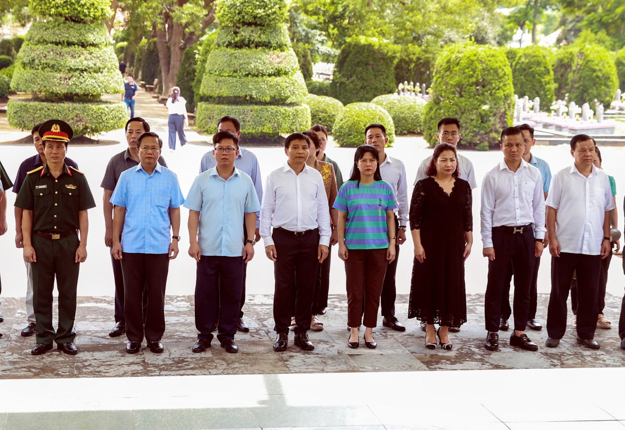 Bộ trưởng Bộ Tài chính Nguyễn Văn Thắng dâng hương, viếng các anh hùng liệt sỹ tại Điện Biên