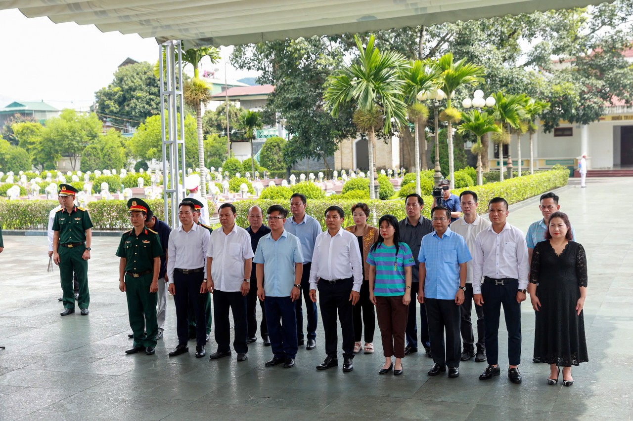 Bộ trưởng Bộ Tài chính Nguyễn Văn Thắng dâng hương, viếng các anh hùng liệt sỹ tại Điện Biên