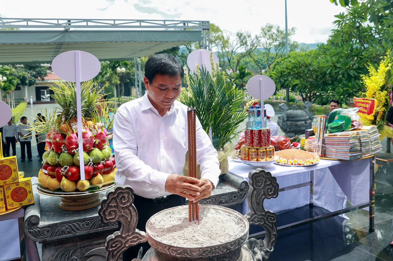 Bộ trưởng Bộ Tài chính Nguyễn Văn Thắng dâng hương, viếng các anh hùng liệt sỹ tại Điện Biên