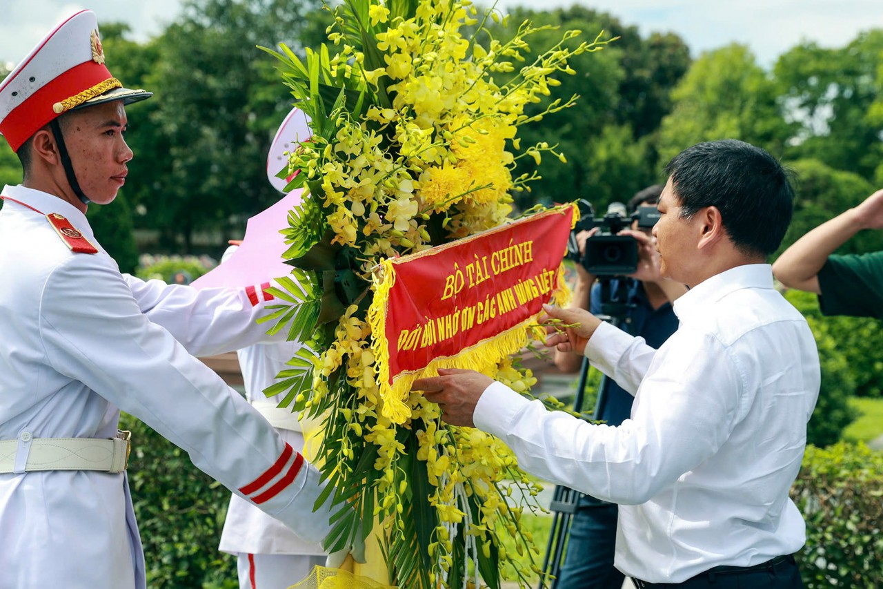 Bộ trưởng Bộ Tài chính Nguyễn Văn Thắng dâng hương, viếng các anh hùng liệt sỹ tại Điện Biên