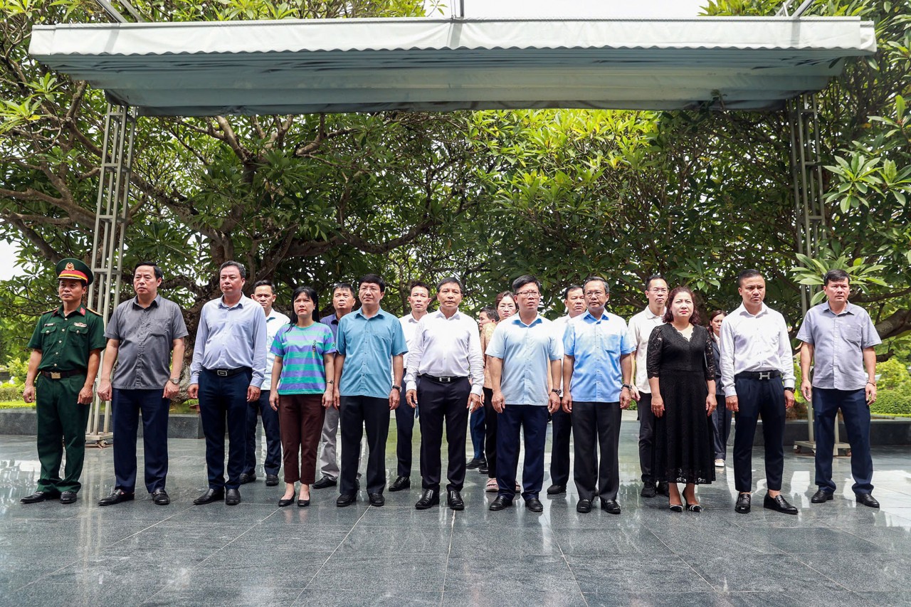 Bộ trưởng Bộ Tài chính Nguyễn Văn Thắng dâng hương, viếng các anh hùng liệt sỹ tại Điện Biên