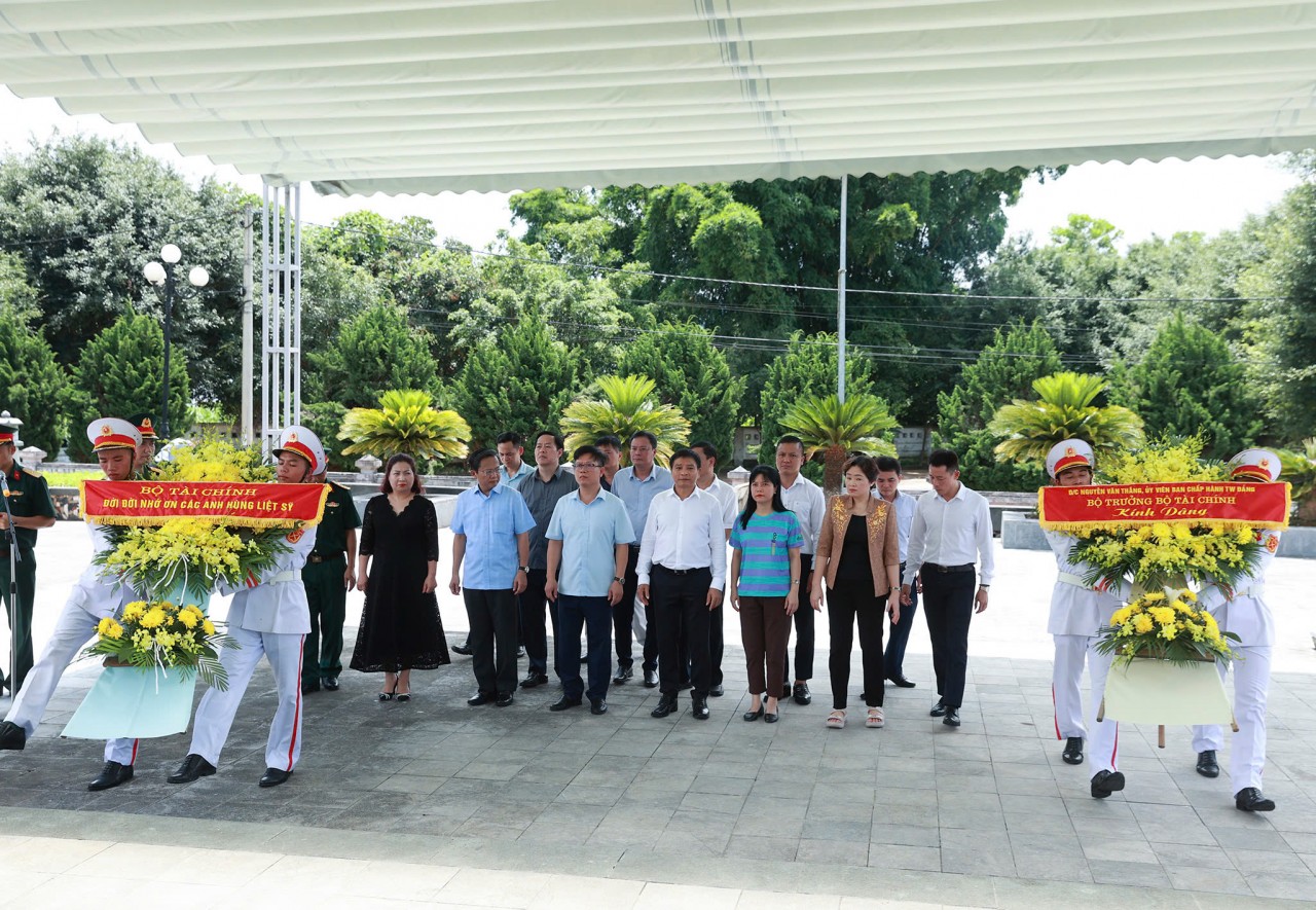 Bộ trưởng Bộ Tài chính Nguyễn Văn Thắng dâng hương, viếng các anh hùng liệt sỹ tại Điện Biên