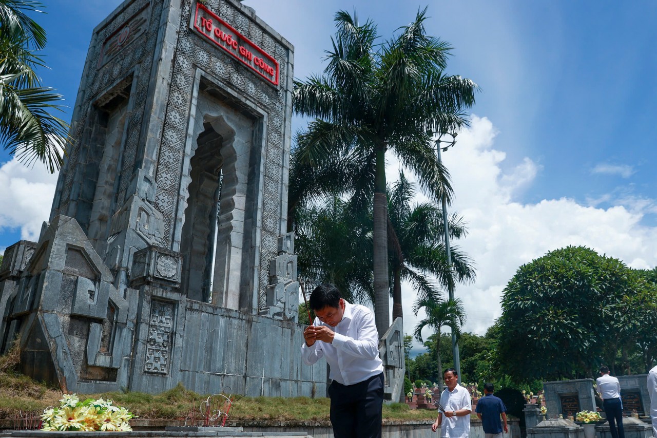 Bộ trưởng Bộ Tài chính Nguyễn Văn Thắng dâng hương, viếng các anh hùng liệt sỹ tại Điện Biên