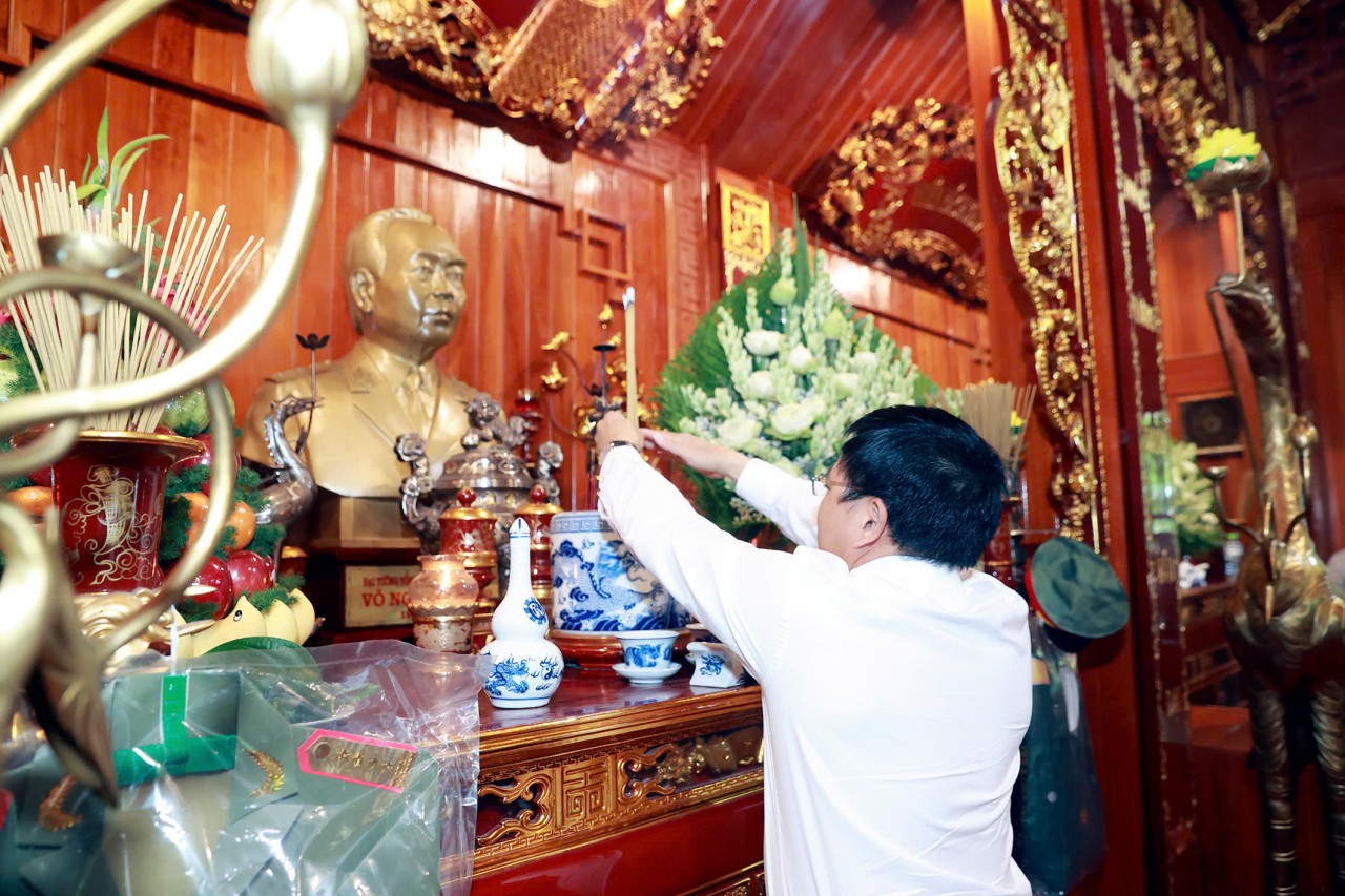 Bộ trưởng Bộ Tài chính Nguyễn Văn Thắng dâng hương, viếng các anh hùng liệt sỹ tại Điện Biên