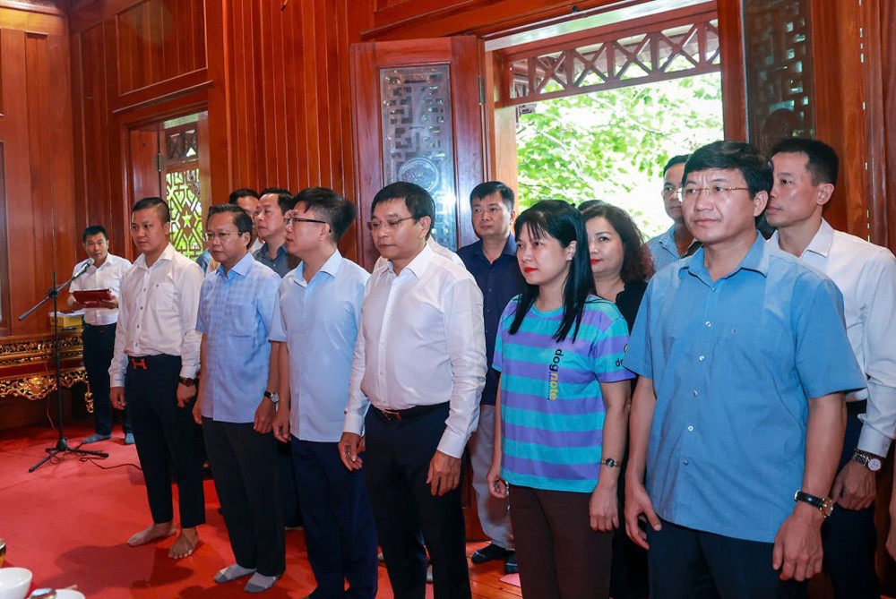 Bộ trưởng Bộ Tài chính Nguyễn Văn Thắng dâng hương, viếng các anh hùng liệt sỹ tại Điện Biên