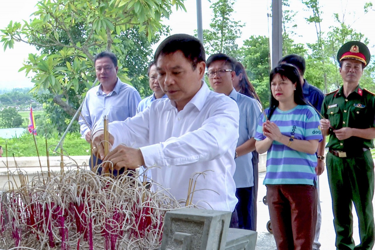 Bộ trưởng Bộ Tài chính Nguyễn Văn Thắng dâng hương, viếng các anh hùng liệt sỹ tại Điện Biên