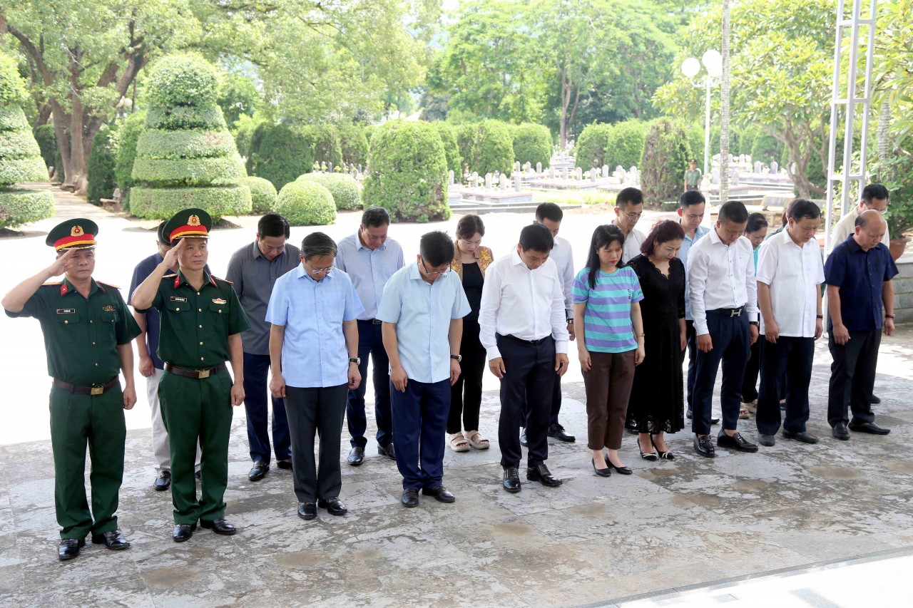Bộ trưởng Bộ Tài chính Nguyễn Văn Thắng dâng hương, viếng các anh hùng liệt sỹ tại Điện Biên