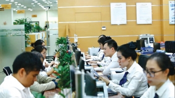 Tín dụng bứt tốc 9,9%, giữ thế chủ động điều hành lãi suất khi bỏ room