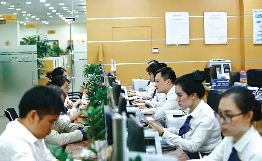 Tín dụng bứt tốc 9,9%, giữ thế chủ động điều hành lãi suất khi bỏ room