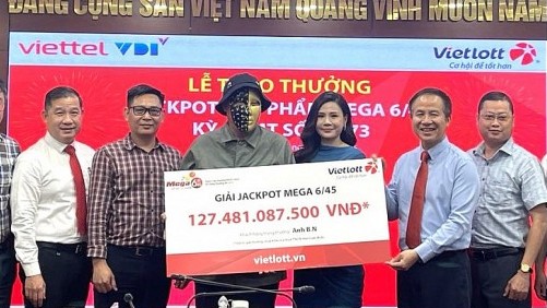 Khách hàng Vietlott trúng Jackpot 127 tỷ đồng tặng 500 triệu đồng xây nhà tình nghĩa