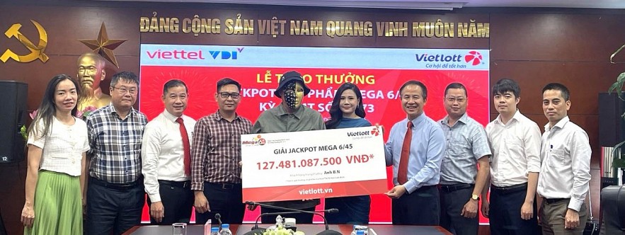 Khách hàng Vietlott trúng Jackpot 127 tỷ đồng tặng 500 triệu đồng xây nhà tình nghĩa