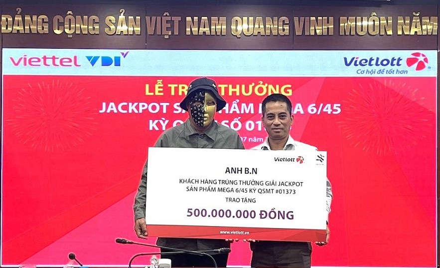 Khách hàng Vietlott trúng Jackpot 127 tỷ đồng tặng 500 triệu đồng xây nhà tình nghĩa