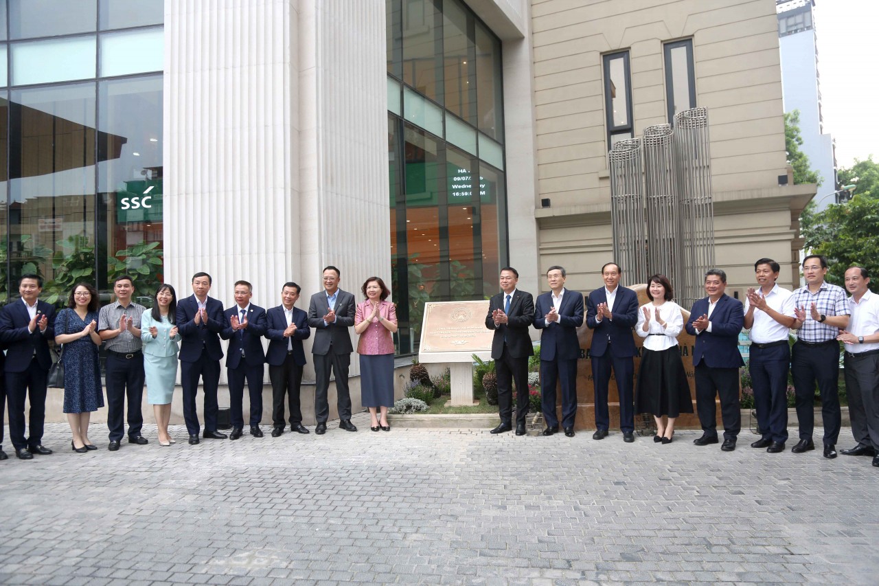 Gắn biển Công trình kỷ niệm 80 năm Ngày Truyền thống ngành Tài chính cho trụ sở Uỷ ban Chứng khoán Nhà nước