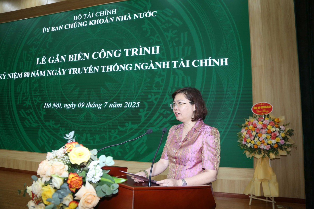 Gắn biển Công trình kỷ niệm 80 năm Ngày Truyền thống ngành Tài chính cho trụ sở Uỷ ban Chứng khoán Nhà nước