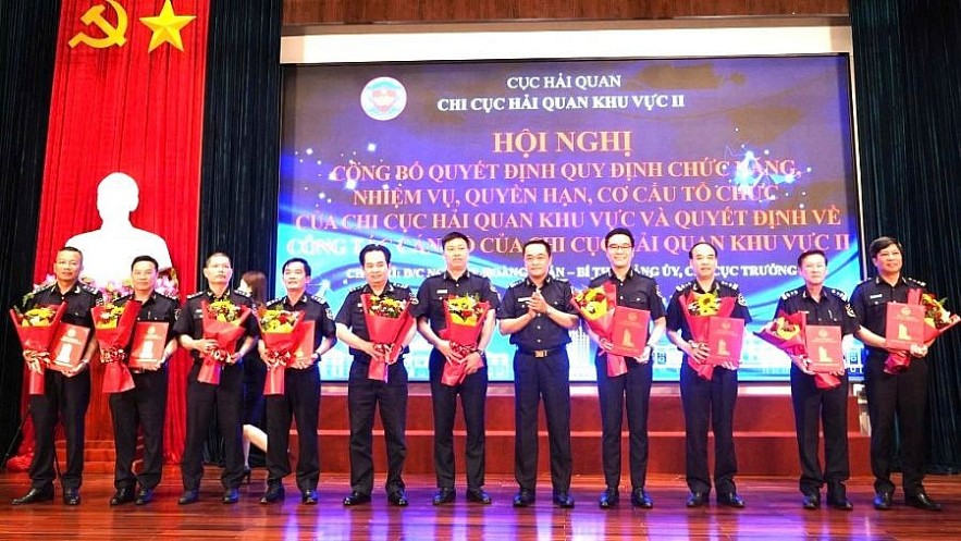 Chi cục trưởng Chi cục Hải quan khu vực II Nguyễn Hoàng Tuấn (thứ 5 từ phải) tặng hoa chúc mừng các phó chi cục trưởng. Ảnh: Đỗ Doãn