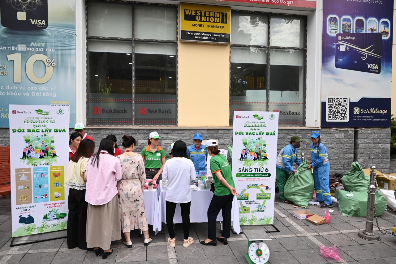 SeABank tổ chức “Ngày hội đổi rác lấy quà” lan tỏa lối sống xanh, giữ gìn Hà Nội sạch đẹp