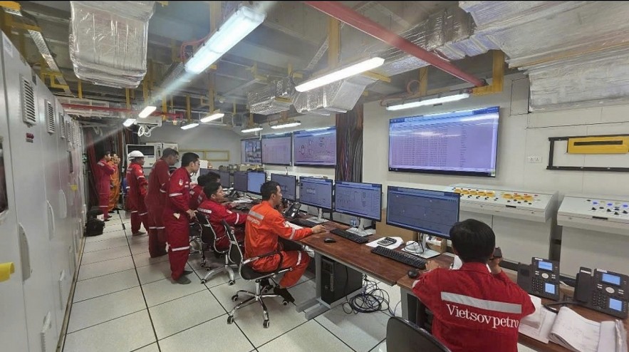 Dự án phát triển mỏ Kình Ngư Trắng - Kình Ngư Trắng Nam chính thức đón dòng dầu thương mại đầu tiên
