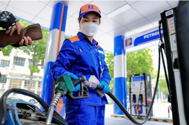 Ngày 18/7: Giá xăng dầu trong nước đảo chiều giảm, thế giới tăng