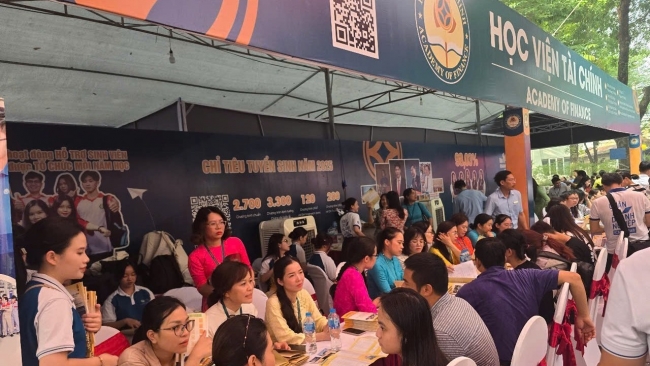 Học viện Tài chính tư vấn lựa chọn nguyện vọng cho hàng nghìn phụ huynh, thí sinh