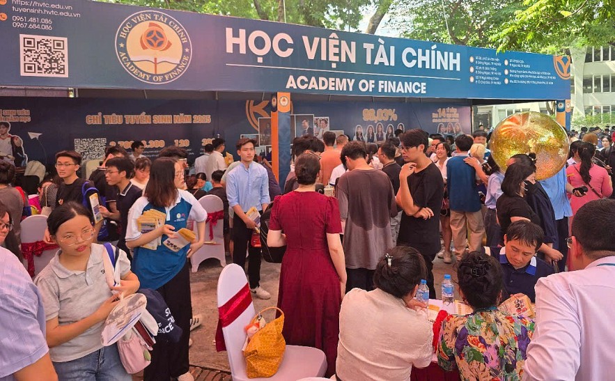 Học viện Tài chính tư vấn lựa chọn nguyện vọng cho hàng nghìn phụ huynh, thí sinh