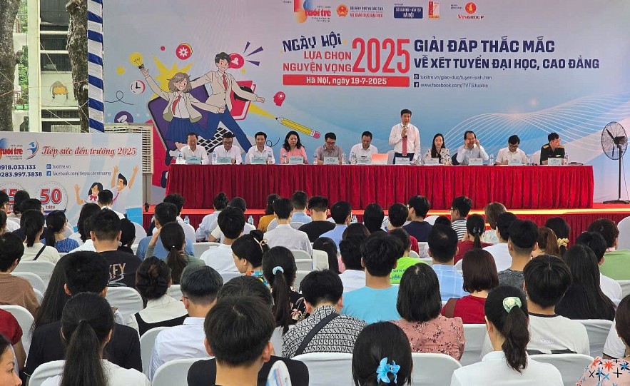 Học viện Tài chính tư vấn lựa chọn nguyện vọng cho hàng nghìn phụ huynh, thí sinh