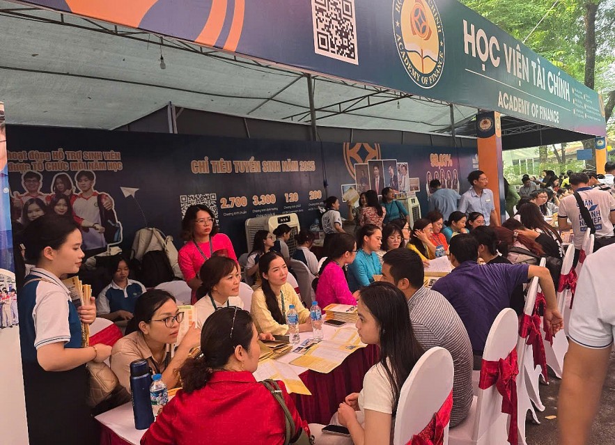 Học viện Tài chính tư vấn lựa chọn nguyện vọng cho hàng nghìn phụ huynh, thí sinh