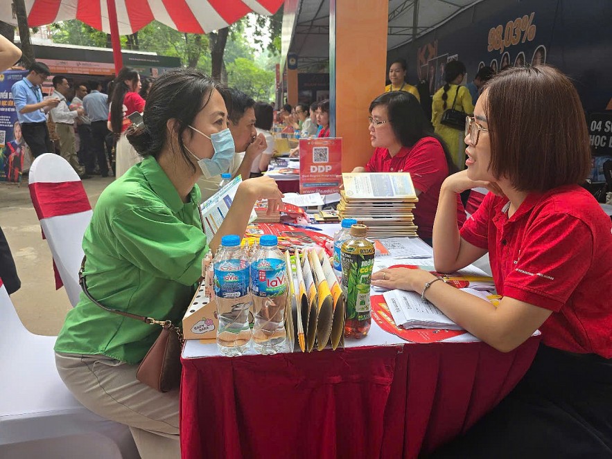 Học viện Tài chính tư vấn lựa chọn nguyện vọng cho hàng nghìn phụ huynh, thí sinh
