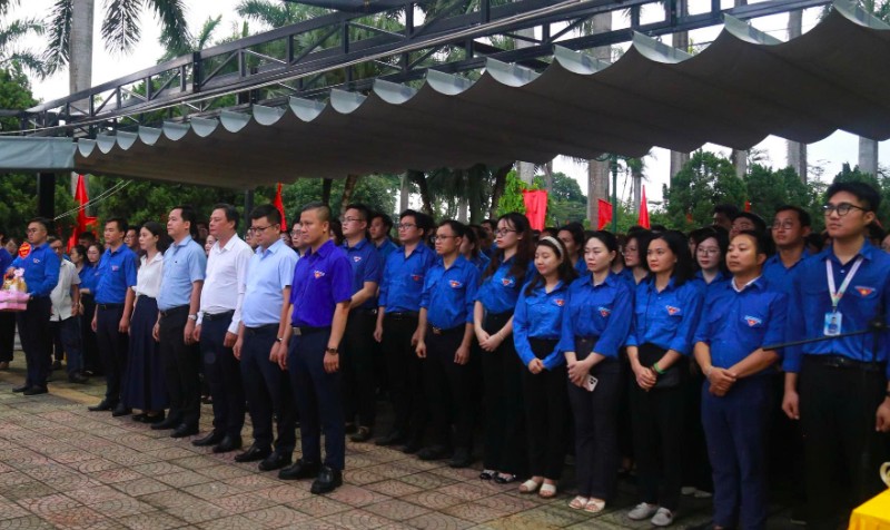 Đoàn Thanh niên Bộ Tài chính thắp nến tưởng niệm 2.200 liệt sĩ tại Nghĩa trang Liệt sĩ Hà Nội