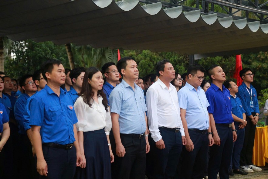 Đoàn Thanh niên Bộ Tài chính thắp nến tưởng niệm 2.200 liệt sĩ tại Nghĩa trang Liệt sĩ Hà Nội