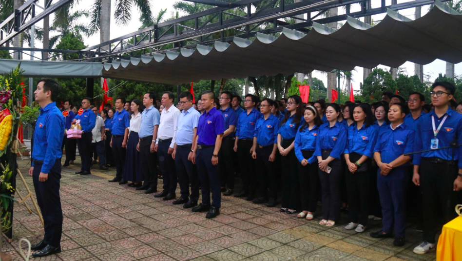 Đoàn Thanh niên Bộ Tài chính thắp nến tưởng niệm 2.200 liệt sĩ tại Nghĩa trang Liệt sĩ Hà Nội